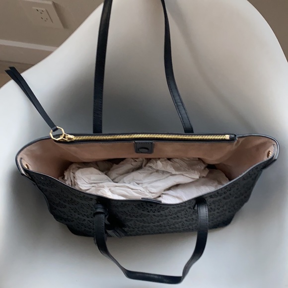 Black Handbag - Picture 4 of 7